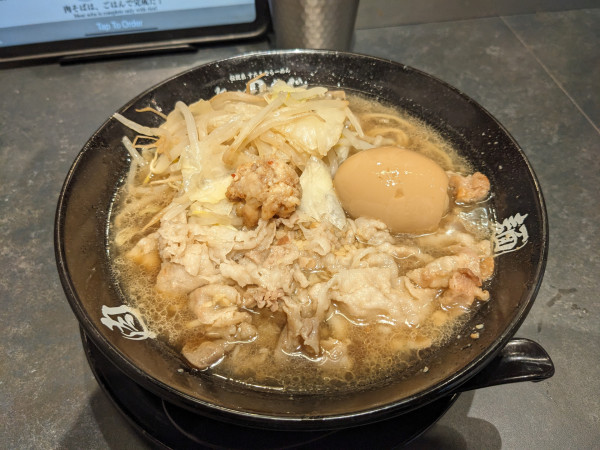 「ニンニク醤油肉ソバ（肉増し・生卵を野菜増しに・味玉・脂増し）」@伝説の肉そば屋 御茶ノ水店の写真