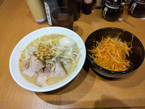 「鉄鍋焼味噌＋味玉、辛ネギ(別皿)」@花木流味噌 新橋店の写真