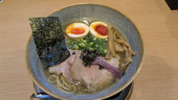 「中華蕎麦 貝塩+味玉」@中華蕎麦 三藤 石岡店の写真
