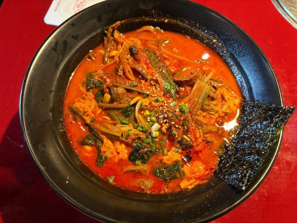 「名物ユッケジャン麺　1320円」@焼肉トラジ コクーンシティ店の写真