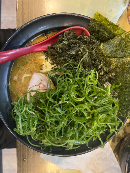 「らーめん900円+中盛100円+限定ねぎ100円」@横浜家系らーめん 天王家 寒川総本店の写真