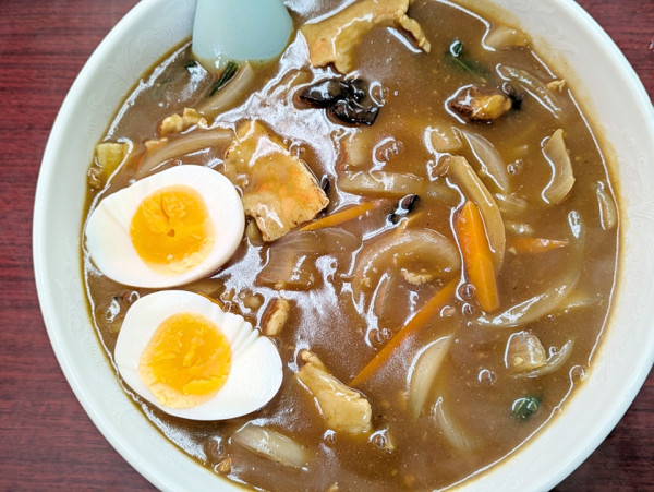 「カレーラーメン＋ゆで玉子」@中華料理 玉の写真