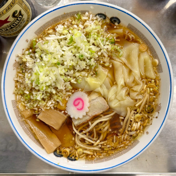 「サッポロ赤星２本＋竹の子もやしピーマン皿→ ワンタンメン細葱」@中華そば みたかの写真