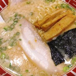 東京豚骨ラーメン　縮れ麺並盛り　880円