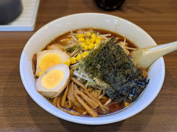 「らいおんラーメン醤油（950円）＋味玉」@らーめん治 らいおん 百草店の写真