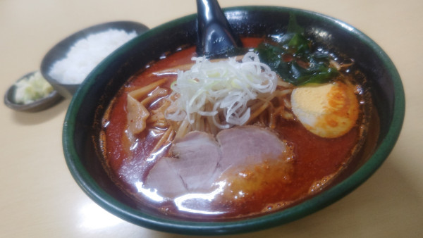 「鉄火麺９００円＆小ライス１００円」@味源 河辺店の写真