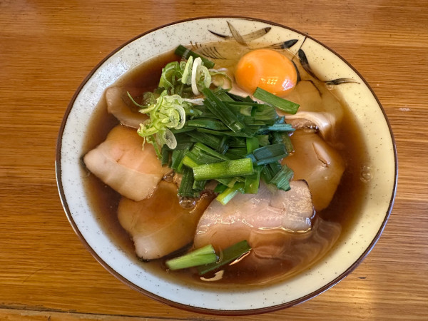「肉ニラそば+生卵(700円)」@立ち食いそば あさだけの写真