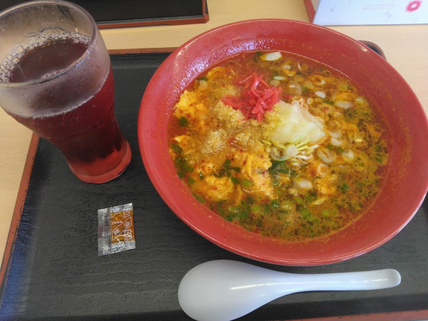 「あかたまラーメン８９０円、ドリンクバー３００円(無料)」@ゆにろーず 流山店の写真