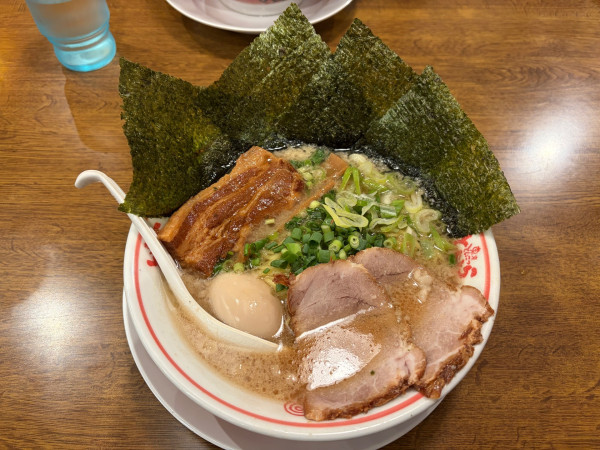 「とんとらこってり醤油 全部のせ」@東京とんこつ とんとら 狭山入曽店の写真