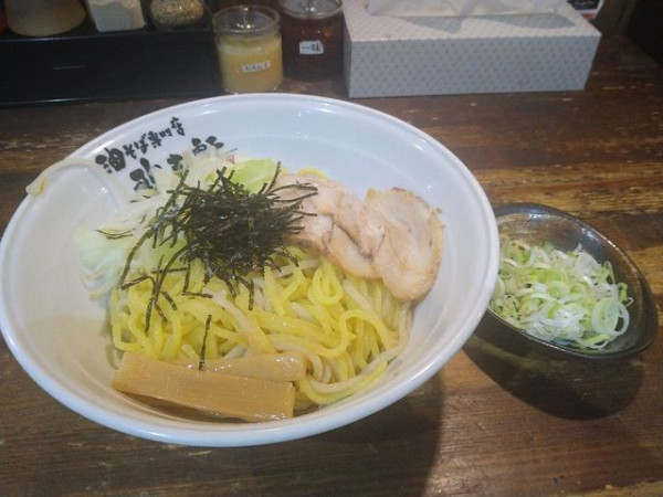 「油そば無双・白ネギトッピング」@歌志軒 金山地下店の写真