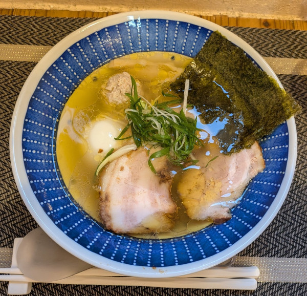 「あっさり塩味玉らぁ麺（半麺、1050円）」@らぁ麺 桃の屋の写真