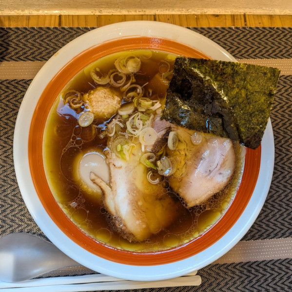 「こく旨醤油味玉らぁ麺(半麺、1050円)」@らぁ麺 桃の屋の写真