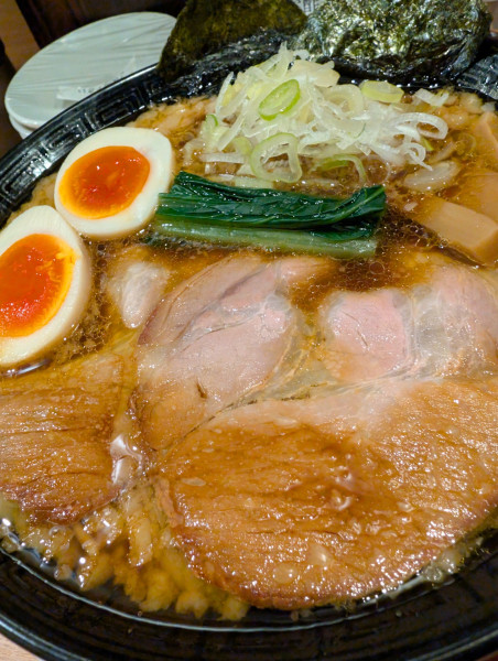 「濃口背脂醤油・味玉増し」@ラーメン のくらいの写真