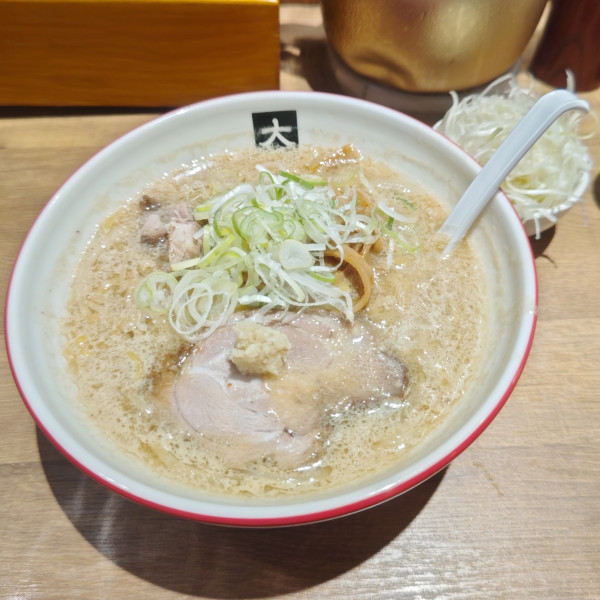 「味噌らーめん（大盛）＋ネギ（別皿）」@大島の写真