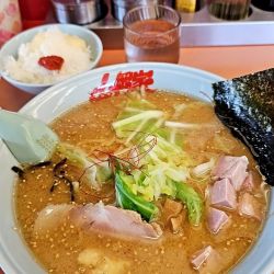濃厚白みそとんこつラーメン（中盛り）半ライスセット＋コロチャー