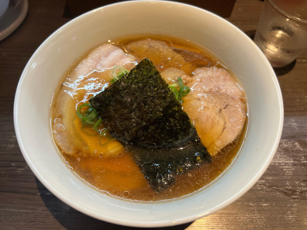 「醤油金華豚チャーシュー麺」@支那そばや 本店の写真