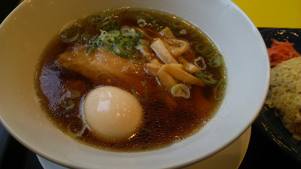 「味玉醤油ラーメン 730円＋セット 半炒飯 340円」@松軒中華食堂 下総中山店の写真