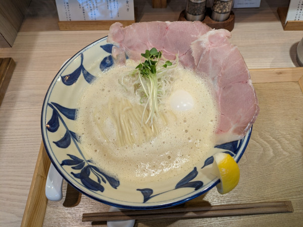 「ぴのホワイトとろたまトッピング+チーズリゾットセット」@らーめん ぴ！の写真