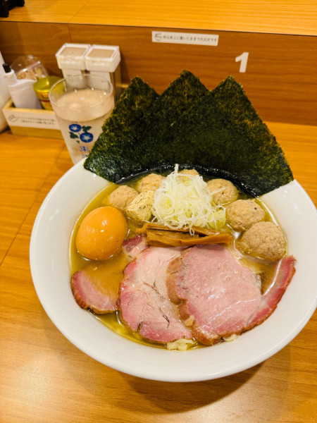 「全部のせ塩らーめん燻製たまご手もみ麺実山椒つくね×2」@しののめヌードルの写真