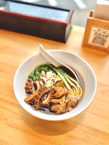 「ハーフ&ハーフ牛肉麺」@一虎牛肉ラーメンの写真