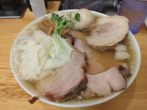 「冬季限定らーめんこってり＋特製トッピング＋餃子３個」@一乃胡の写真