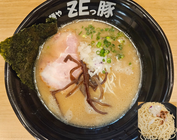 「白とんこつ+替玉」@麺や ZEっ豚の写真