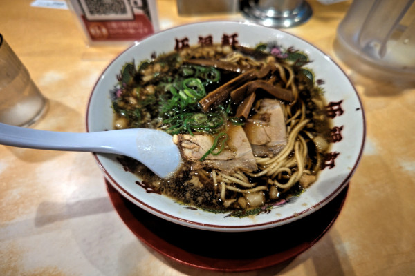 「背脂黒醤油ラーメン」@伍福軒 新宿西口店の写真