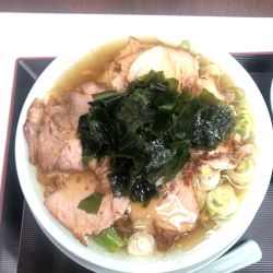 チャーシュー麺、ワカメ、無料ライス中