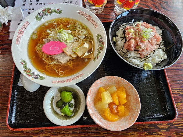 「ラーメン・まぐろタタキ丼セット 900円」@ドライブイン汐風の写真