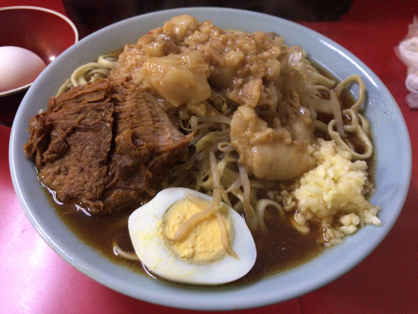「ラーメン普通400g(ニンニク、ちょいアブラ)+生卵 1250円」@ラーメン富士丸 東浦和店の写真