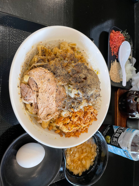 「ブラック油そば」@つけ麺 どでんの写真