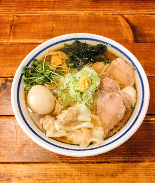 「特製ラーメン【チャーシュー3枚・海老入りワンタン3個・味玉】」@生姜醤油ラーメン 波音食堂の写真