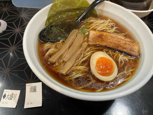 「淡麗醤油ラーメン　大盛り　750+150円」@麺屋白虎 甲府店の写真