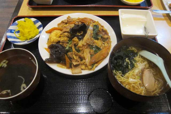 「豚肉とキクラゲの玉子炒めの定食850円＋半ラーメン200円」@花彫酒家の写真