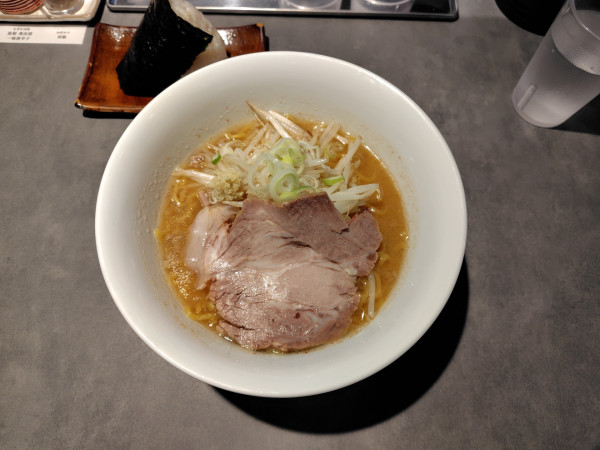 「味噌らぁ麺1100円、唐揚げおむすび250円（この日限定）」@麺しかのの写真