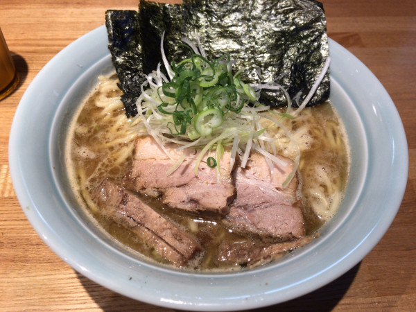 「豚骨醤油(太麺)大(味濃いめ、油多め) 900円」@豚骨醤油 三輪の写真