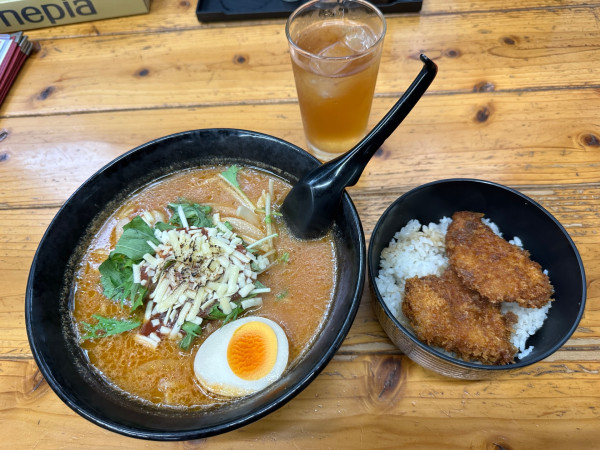「とまとらーめん（並盛・麺150g）＋ミニかつ丼セット350円」@ラーメン焼肉 笑吉の写真