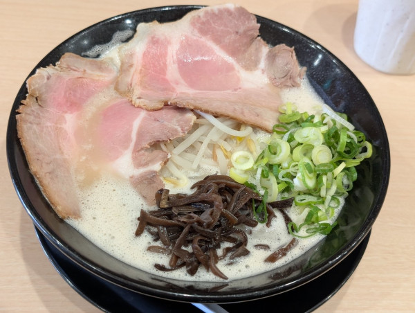「博多屋台豚骨ラーメン」@麺屋 青空 通天閣店の写真