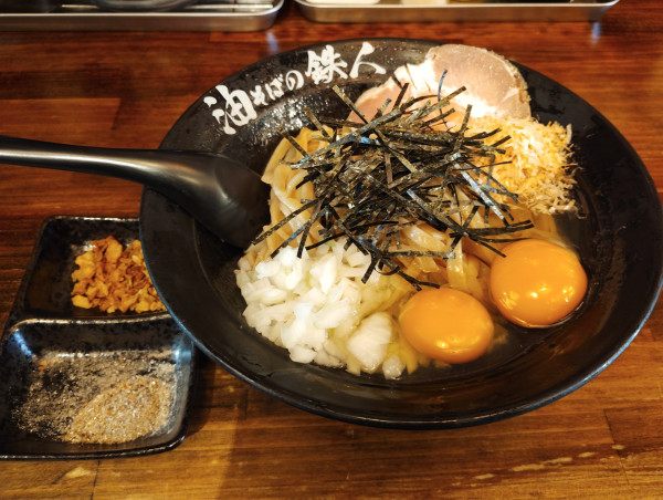 「釜玉　冷　大盛　生卵トッピング」@油そばの鉄人 東武宇都宮駅前店の写真