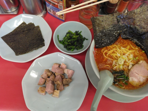 「辛味噌830円、アプリクーポン3種トッピング無料」@山岡家 柏店の写真