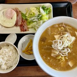 ベーコンエッグ豚汁らーめん朝食(650-50¥)