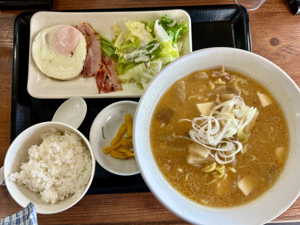 「ベーコンエッグ豚汁らーめん朝食(650-50¥)」@北海道らぁめん伝丸 6号ひたちなか田彦店の写真