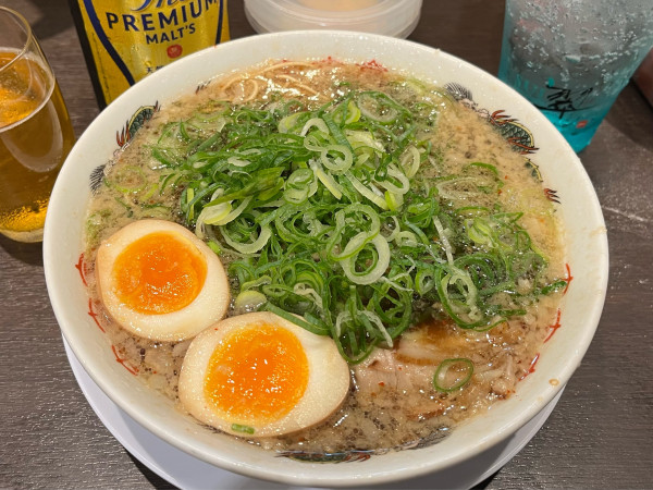 「味玉ラーメン バリカタ ネギ多め」@来来亭 東川口店の写真