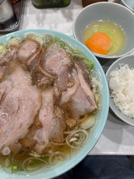 「チャーシュー麺、生卵、ライス」@渋谷かっちゃんラーメンの写真