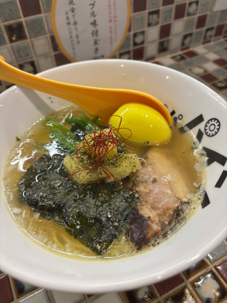 「パイナップル塩ラーメン+味玉」@パイナップルラーメン屋さん パパパパパインの写真