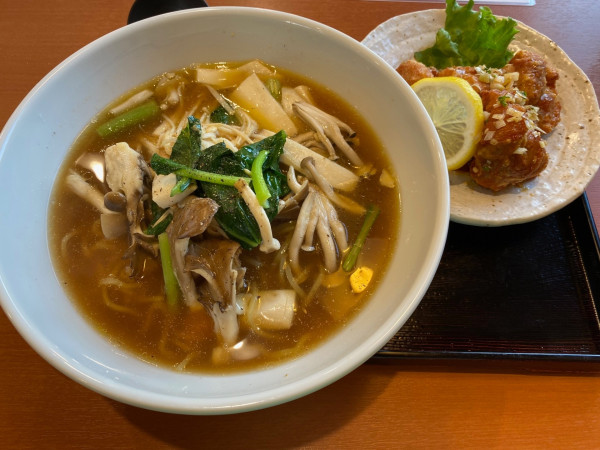 「限定キノコらーめん（９７９円）若鶏の中華ソースハーフ４４０円」@こだわりらーめん ゆきむら亭 阿見店の写真