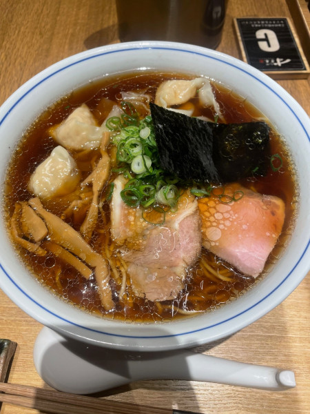 「醤油ワンタンらぁ麺（本店サイズ）」@らぁ麺すぎ本 丸の内店の写真