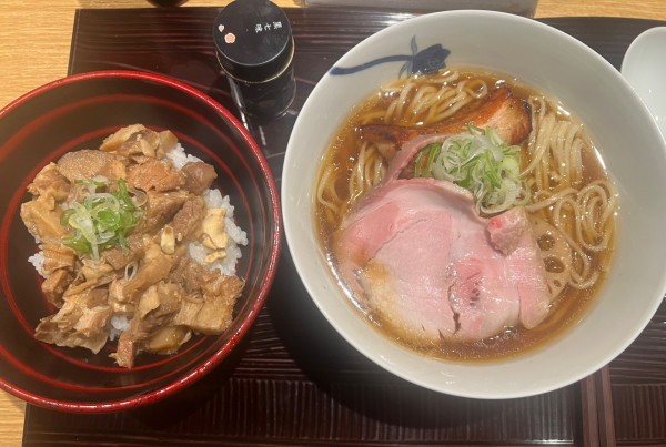 「醤油（細麺）1200円+チャーシュー丼350円」@麺 みつヰの写真