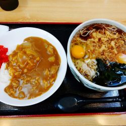 カレーセット たぬきそば大（1,100円）＋生卵（50円）
