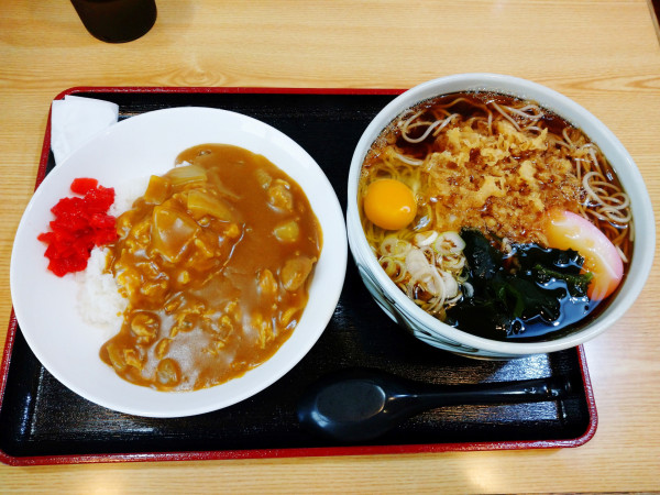 「カレーセット たぬきそば大（1,100円）＋生卵（50円）」@尾張屋の写真
